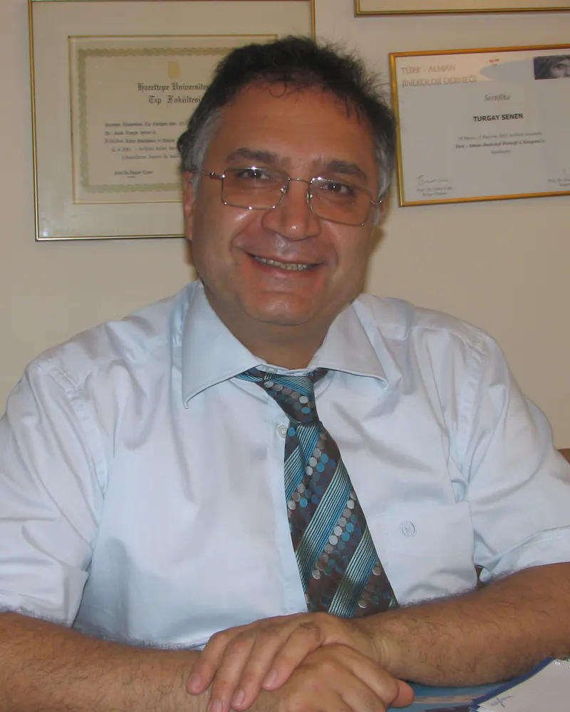 Op. Dr. S. Turgay Şenen muayenehanesinde; arkadaki duvarda diploma ve sertifikaları